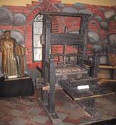 http://upload.wikimedia.org/wikipedia/commons/thumb/c/cb/Printing_machine_of_Johanes_Gutenbrg2.JPG/200px-Printing_machine_of_Johanes_Gutenbrg2.JPG